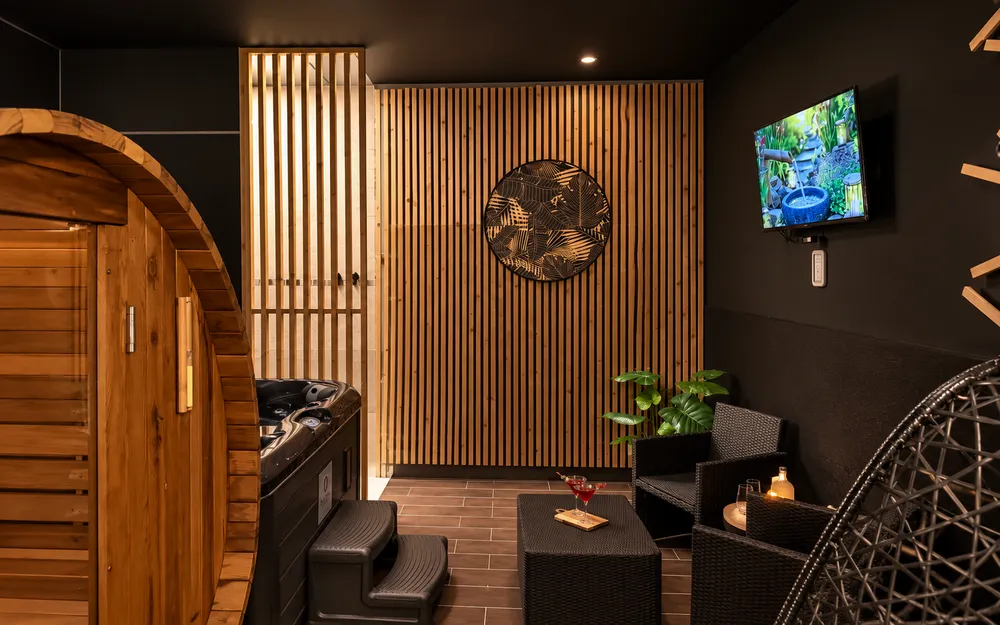 L'espace Paloma : spa, sauna tonneau et coin salon