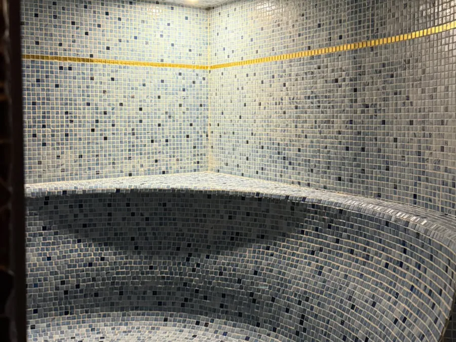 Le hammam de l'espace Phenicia, mosaïque et banquette courbe